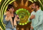 Yohani makes Salman Khan sing Manike Mage Hithe with her on Bigg Boss 15