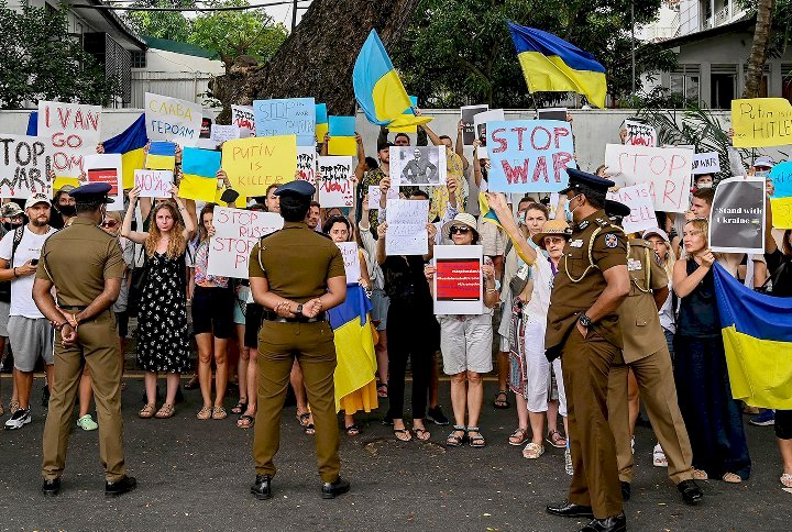 Ukrainian tourists in Sri Lanka protest in front of Russian Embassy